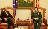 冯光清会见新西兰驻越大使迈克•曼宁