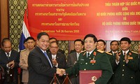 越南国防部长冯光青与泰国国防部长素坤蓬举行会谈