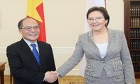 越南国会主席阮生雄访问波兰