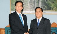  阮晋勇总理会见老挝总理通辛