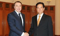 阮晋勇会见白俄罗斯经济部长斯诺普科夫