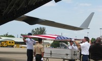 越战美军失踪人员遗骨返国仪式举行