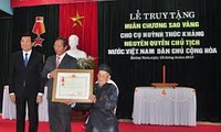 张晋创主席向原越南民主共和国代理主席黄叔沆追授金星勋章