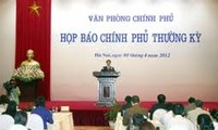 越南政府召开4月份工作例会