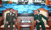 越南人民军总参谋长杜伯巳会见新加坡陆军司令辛格