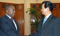 阮晋勇总理会见莫桑比克内政部长蒙德拉内