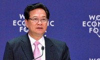  越南政府总理阮晋勇出席2013年世界经济论坛东亚峰会