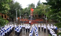 长沙岛和河内巴亭广场同时举行向国旗敬礼和升旗仪式