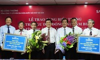 越南国家主席张晋创出席向渔民提供造船资金仪式