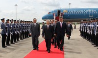 越共中央总书记阮富仲抵达曼谷开始访问泰国