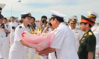 越南海军编队官兵访问中国南海舰队