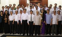 越共中央政治局和义安省省委常委会举行工作会议