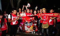 越南球迷欢迎阿森纳队前来举行友谊赛