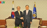 阮生雄同韩国国会议长姜昌熙举行会谈