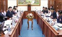 老挝国会副主席赛宋蓬.丰威汉会见越南国会经济委员会代表团