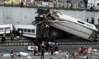 西班牙火车脱轨造成200人伤亡 