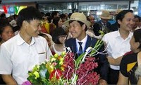 参加国际数学奥林匹克竞赛的越南学生代表团回国