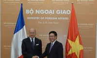 越南外长同法国外长举行会谈