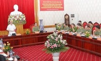 越南国会主席阮生雄与中央公安党委举行座谈会