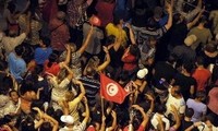 突尼斯民众举行抗议示威要求现政府下台