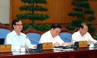 越南政府举行8月份工作例会