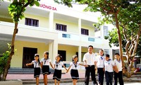 胡志明市举行活动，为生存岛援建学校