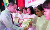 越南国家、政府和国会领导人出席各所学校新学年开学典礼