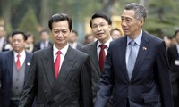 新加坡总理李显龙开始对越南进行正式访问