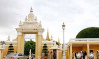 柬埔寨国王努力解决政治危机