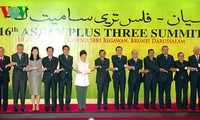 阮晋勇总理出席第16次东盟与中日韩领导人会议