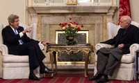 美国国务卿克里突访阿富汗