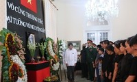  越南驻多国大使馆为武元甲大将举行吊唁仪式