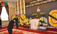 越南驻各国大使馆继续举行武元甲大将吊唁仪式