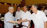 越共中央政治局举行南方老同志形势通气会