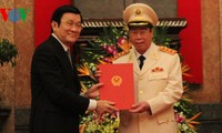 越南人民公安力量要继续发扬光荣传统