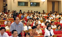 越南十三届国会六次会议讨论社会经济问题