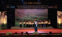阮春福出席优秀少数民族学生表彰会