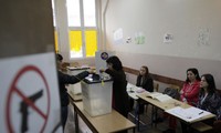 科索沃选情：科索夫斯卡.米特罗维察区选民进行投票