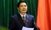 越南农业与农村发展部部长接受国会质询