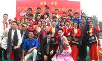 越中界河对歌活动在越南芒街市举行