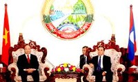 阮春福副总理礼节性拜会老挝领导人