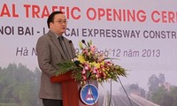 黄忠海出席内牌—老街高速公路26公里路段技术通车仪式