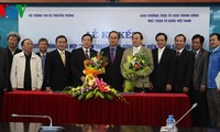 越南祖国阵线中央委员会与通讯传媒部签署配合计划