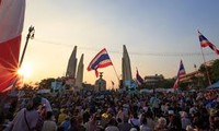 泰国军方呼吁政府和示威者对话