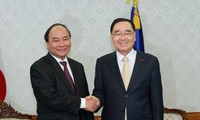 阮春福副总理同韩国副总理玄旿锡举行会谈