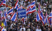 示威者围堵泰国大选提前投票站