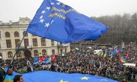 欧盟对乌克兰惩罚与援助并举