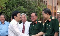 张晋创主席看望隆安省老革命家和武装力量