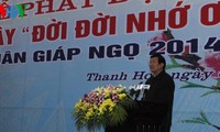 越南领导人分赴全国各省参加植树节