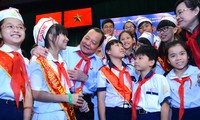 胡志明市领导人会见少年儿童代表